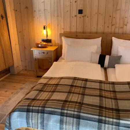 Berghaus Wiesegg - Uriges Tiroler Apartment Fuegenberg